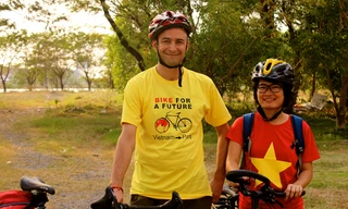 Kim Ngân và Simon cùng nhau đạp xe 16.000km từ Việt Nam đến Paris. Ảnh: Ảnh NVCC