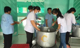 Đội ngũ y, bác sỹ chuẩn bị bữa cơm trưa cho bệnh nhân.