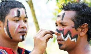 Hóa trang trước khi vào lễ hội.