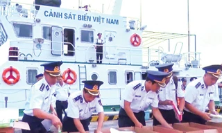 Cảnh sát biển bắt giữ gần 68.000 bao thuốc lá lậu tại vùng biển thuộc Vân Ðồn, Quảng Ninh đêm ngày 5/8/2018.