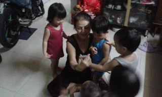 Bà nội không phút nghỉ ngơi. Ảnh: T.N.A