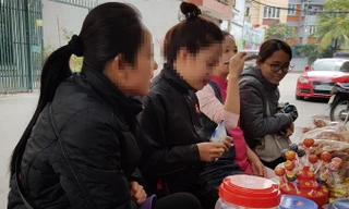 N.T.T (người cầm gói sữa) ở Chương Mỹ, Hà Nội đã chờ 3 ngày để được “thầy” Long xem bói.