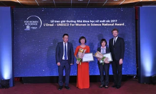 Tiến sĩ Dung nhận giải thưởng Nhà khoa học nữ xuất sắc 2017.