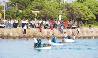 Thi chèo thuyền thúng trong âu tàu Sinh Tồn.