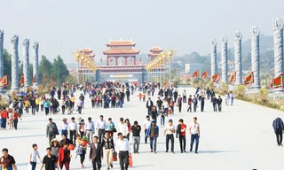 Xuân về, Tây Thiên đang là nơi tụ hội của du khách khắp mọi miền​. Ảnh: Lê Tâm.