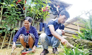 Bà Pơloong Thị Ích (thôn Vòong) phải nuôi cháu trai vì ba mẹ cháu đều tự tử vì tục ép hôn. Ảnh: Thanh Trần