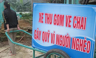 Thu gom ve chai, rác thải giúp người nghèo. Ảnh: Kim Hương 