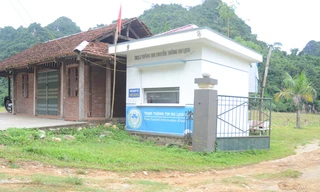 Trạm thông tin du lịch Ba Bể chênh vênh trước cổng bến thuyền Buốc Lốm