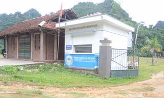 Trạm thông tin du lịch Ba Bể chênh vênh trước cổng bến thuyền Buốc Lốm