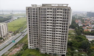 2 khối nhà ở sinh viên bỏ hoang nhiều năm gây lãng phí lớn. Ảnh: Như Ý.