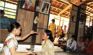 Phạm Thị Hường từng “chữa bệnh” cho nhiều người bằng những chiêu “quái gở” như thế này. Hậu quả, đã có không ít người tự mang vạ vào thân. ẢNH: H.L.