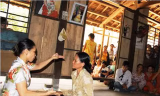 Phạm Thị Hường từng “chữa bệnh” cho nhiều người bằng những chiêu “quái gở” như thế này. Hậu quả, đã có không ít người tự mang vạ vào thân. ẢNH: H.L.