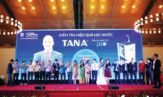 Khách hàng uống nước tinh khiết từ Máy lọc nước RO Tân Á Đại Thành.