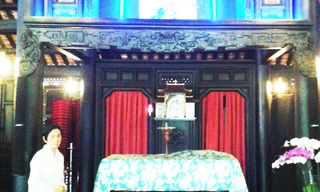  Mặt trước của nhà niệm cổ 