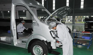 Một chiếc ô tô được lắp ráp từ hàng nghìn linh kiện khác nhau. Ảnh: Tuấn Nguyễn.