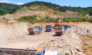 Đồi núi tan hoang vì khai thác đất. Ảnh: N.C