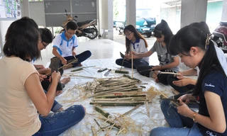 Sinh viên ĐH Cần Thơ đang tập trung làm lồng đèn. Ảnh: Hòa Hội