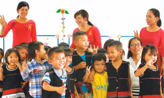 Niềm vui của trẻ nhỏ trong ngôi trường Đèn Đom Đóm mới.