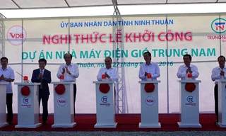 Thủ tướng Nguyễn Xuân Phúc cùng lãnh đạo Văn phòng Chính phủ, Tỉnh ủy và UBND tỉnh Ninh Thuận, Bộ Công Thương… phát lệnh khởi công dự án.