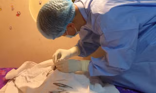 Giám đốc Ngân hàng Mắt (Bệnh viện Mắt T.Ư) Nguyễn Hữu Hoàng đang lấy giác mạc của bé H.A.