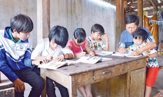 Những lúc rảnh ông lại dạy các con học