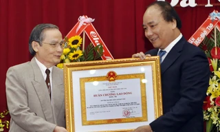 Tháng 11/2014, Phó Thủ tướng Nguyễn Xuân Phúc trao Huân chương Lao động hạng Nhì cho ĐH Duy Tân, Chủ tịch kiêm Hiệu trưởng Lê Công Cơ đón nhận.