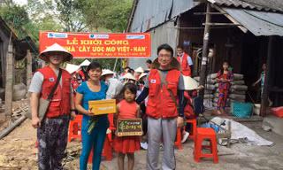 Tổ chức Kocun (Hàn Quốc) hỗ trợ nhà cho mẹ con chị Nguyễn Thị Thu Hà (ở giữa).