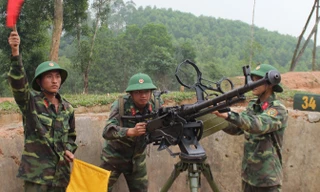 Trung sỹ Vừ Bá Chùa (ngoài cùng bên trái) đang chỉ huy khẩu đội luyện tập. Ảnh: Tường Hiếu