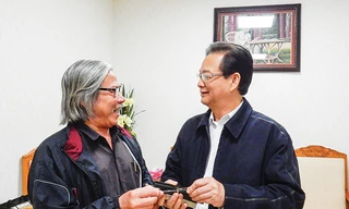 Thủ tướng tặng quà cho tác giả.