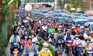 Các tuyến đường giao thông dẫn vào sân bay Tân Sơn Nhất thường xuyên kẹt xe.