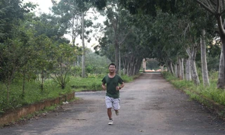 Phạm Văn Vương Quốc chạy trong Vườn quốc gia Yok Don. Ảnh: NVCC.