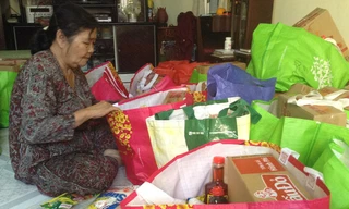 Má Cúc đang chuẩn bị các phần quà Tết để tặng những người có hoàn cảnh khó khăn