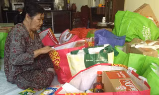 Má Cúc đang chuẩn bị các phần quà Tết để tặng những người có hoàn cảnh khó khăn