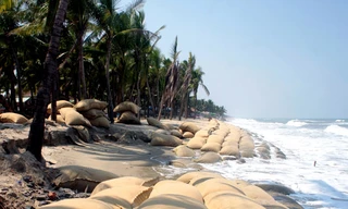 Biển Cửa Đại vẫn sạt lở dù được đầu tư làm kè mềm bằng công nghệ mới.