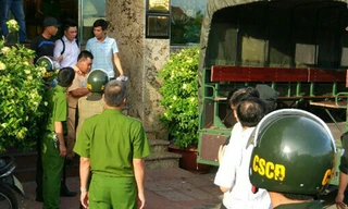 Một đối tượng tại “động lắc” bị công an đưa về trụ sở phục vụ điều tra.