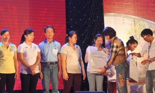 MobiFone trao tặng những phần quà giá trị cho 30 công nhân lao động giỏi có hoàn cảnh đặc biệt.