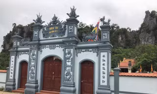 Cổng ngôi miếu hoành tráng, phía trên ghi “Miếu Bà Tam Thượng Linh Từ”.