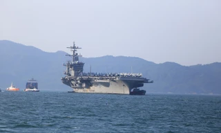Tàu sân bay Mỹ Carl Vinson neo đậu tại vịnh Đà Nẵng hồi tháng 3​. Ảnh: Nguyễn Thành.