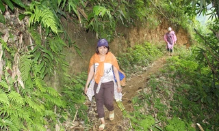 Điểm trường gần nhất mất hai giờ đi bộ, điểm xa nhất mất nửa ngày, nhiều năm qua, cô Thoa vẫn cần mẫn băng rừng gieo chữ. Ảnh: Thanh Trần