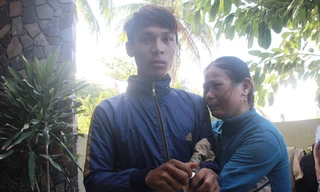 Bà Năng nghẹn ngào đón con Võ Văn Cầu. Ảnh: H. Văn