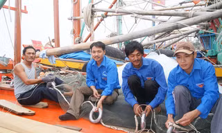 Anh Trung thứ 2 từ phải sang, đang cùng các cộng sự của mình chuẩn bị ngư lưới cụ trước khi lên đường ra Hoàng Sa