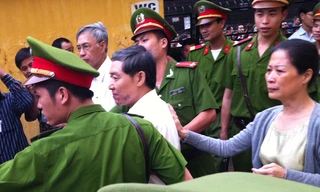 Dương Chí Dũng (cựu Cục trưởng Cục Hàng hải Việt Nam) cùng vợ trong phiên xử hồi tháng 5/2014. Ảnh: Bảo Thắng