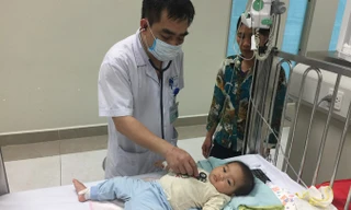 Bệnh nhi bị rối loạn ý thức, biến chứng do dùng oresol không đúng cách đang được điều trị tại Bệnh viện Nhi T.Ư.