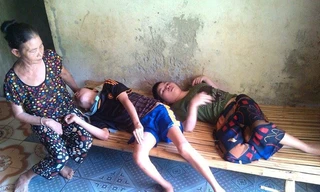 Mẹ bị tai biến bên cảnh hai con tật nguyền.