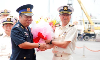 Đại tá Bùi Trung Dũng, Phó tham mưu trưởng Bộ tư lệnh Cảnh sát biển Việt Nam tặng hoa cho trưởng đoàn tàu Yashima PLH22