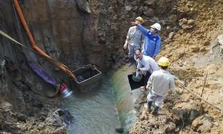 Từ năm 2012 đến nay, đường ống dẫn nước sông Đà - Hà Nội bị vỡ 18 lần. Ảnh: Thanh Hà