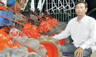 Ông Liêm bên cạnh những chiếc máy đã làm xong nhưng chưa giao.