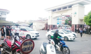 Taxi đón trả khách trong khuôn viên Bệnh viện Bạch Mai.