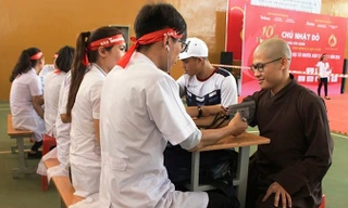 Thầy Thích Đức Danh, chùa Phổ Minh đang làm thủ tục để hiến máu nhân đạo.