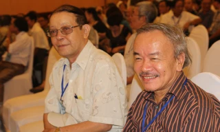 Nhà thơ Nguyễn Hoàng Sơn (phải) tại đại hội nhà văn vừa qua...